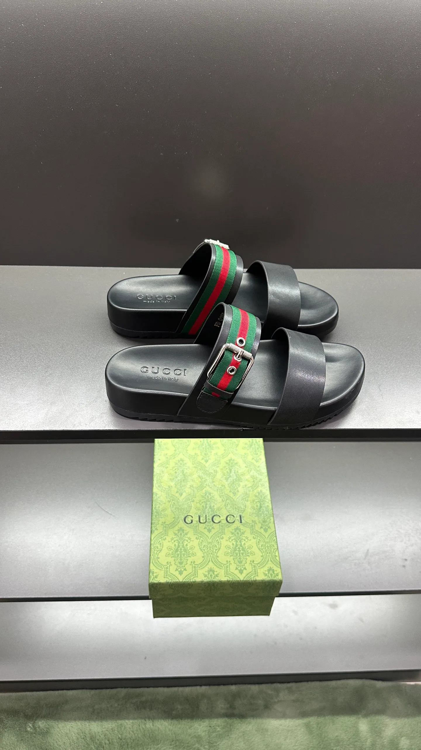 [G Home New Style] P: 300💰Men's size 39~45, (46. Customized) This slipper is made of GG polyester fiber and is decorated with a Gucci label on the front, which adds a striking logo feel to the style. "Gucci Made in Italy" stamped label Rubber sole Flat Made in Italy